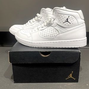 Brand new Jordan Access size 10.5M. Never worn.